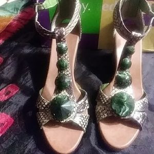 💢SALE💢NEW Faux snake print wedges.